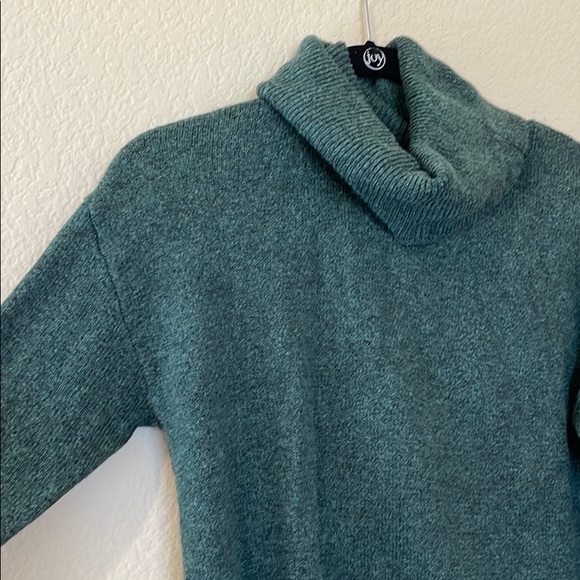 Green turtle neck sweater - Picture 2 of 4